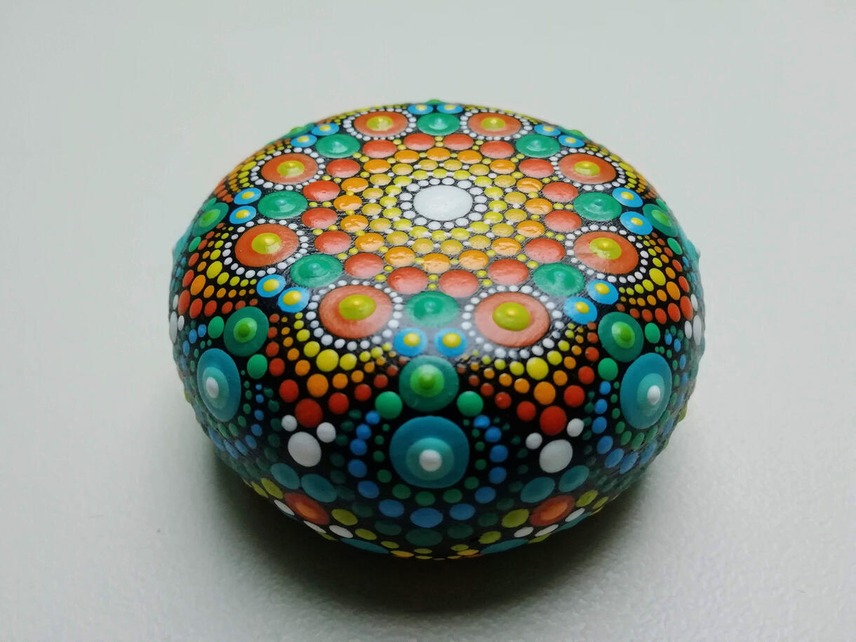 Festett mandala kövek