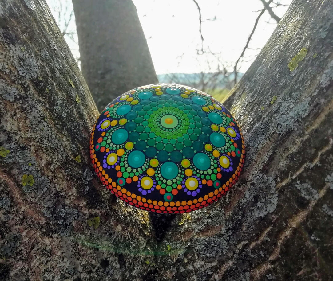 Festett mandala kövek
